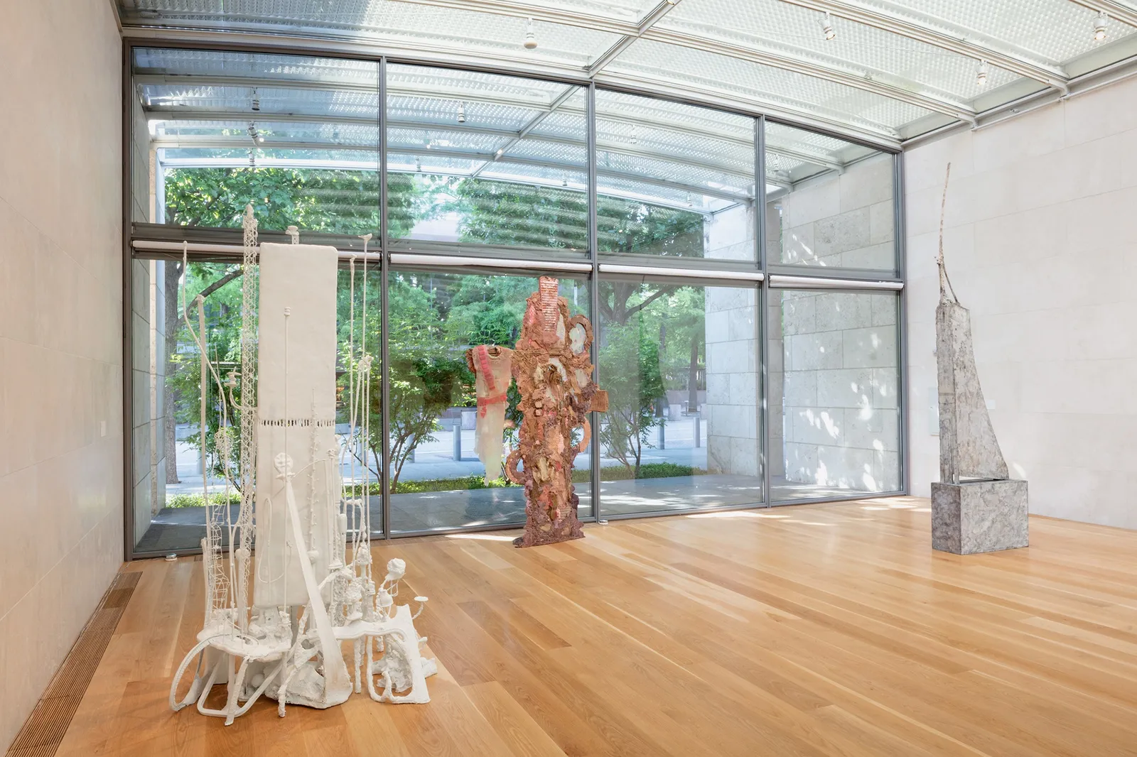 image of large white Charles Long sculpture at the Nasher Sculpture Center