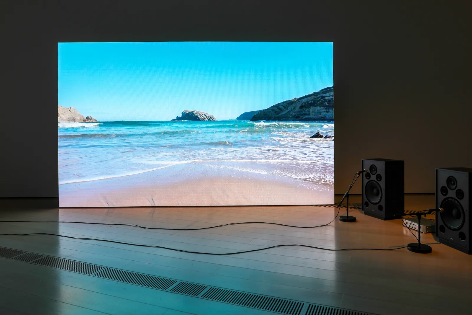 Installation images of YUKO MOHRI: Entanglements.