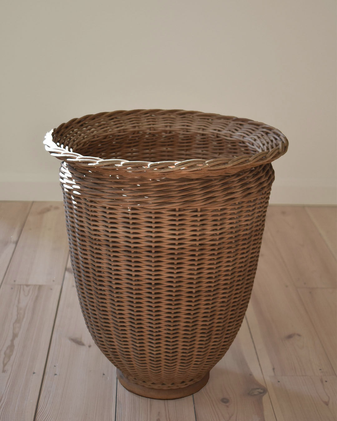 LARGE WICKER URN