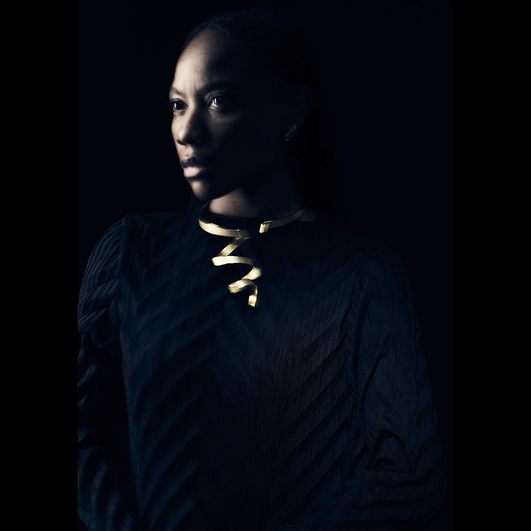 Ocean neck piece by Ute Decker, worn by @NansiNsue, on show at Elisabetta Cipriani Gallery, 18kt Fairtrade Gold, unique within a series of 12. Photography Xavier Young