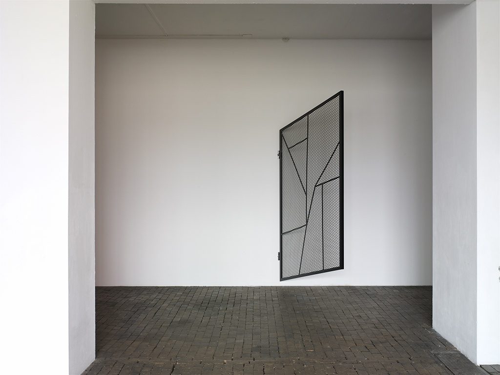 <div class="image_caption_container"><div class="image_caption"><p>Exhibition view,</p><p><strong>A Lost Cate and Alleyways, Back Gardens, Pools and Parkways,</strong>&nbsp;Centre d'art Contemporain, Gen&egrave;ve, 2007</p></div></div>