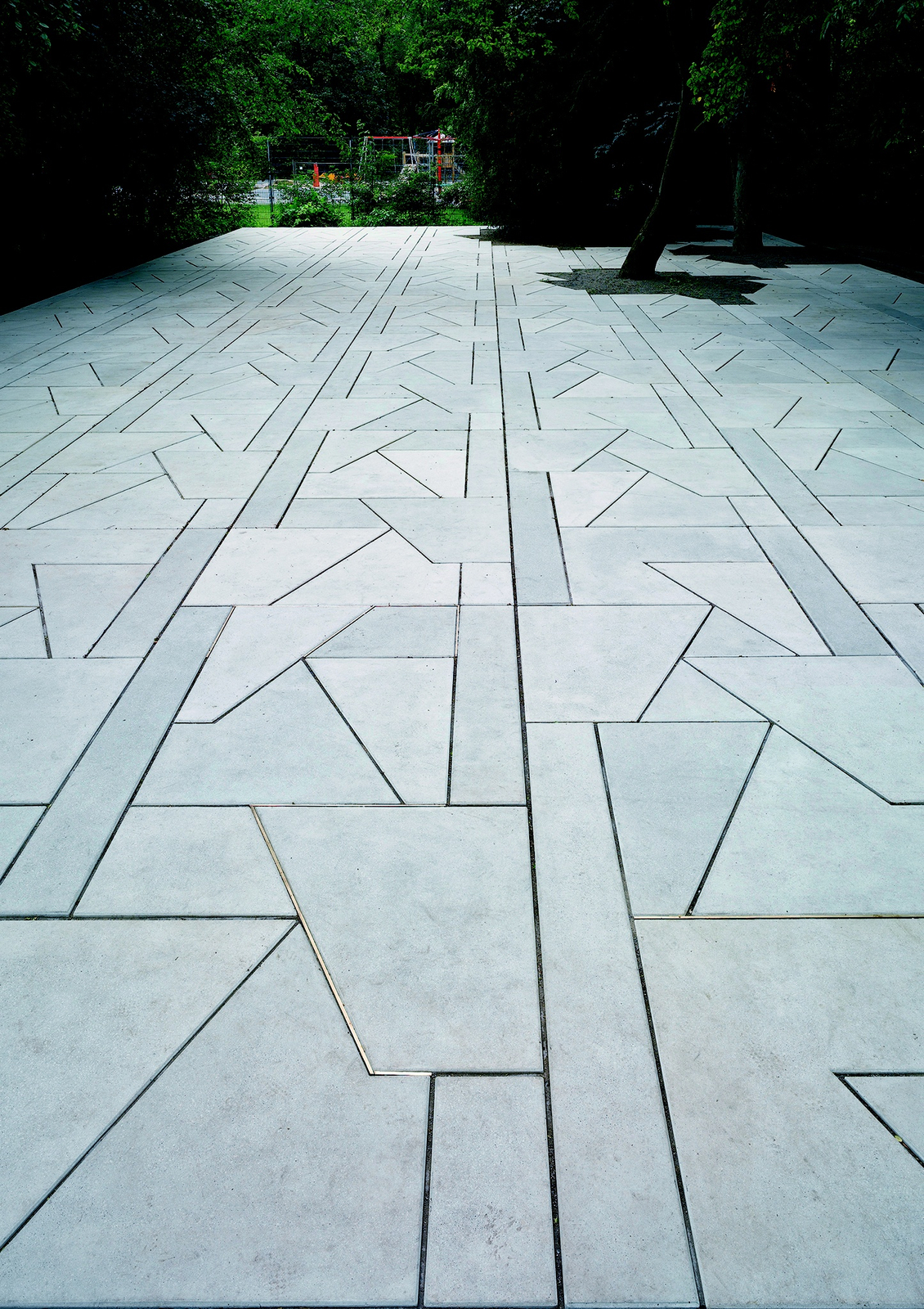 <div class="image_caption_container"><div class="image_caption"><p>Exhibition view,</p><p><strong>We Are Still and Reflective</strong>, M&uuml;nster Sculpture Project, 2007</p><p>&copy; Roman Mensing</p></div></div>