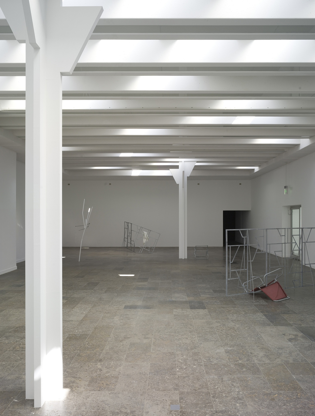 <div class="image_caption_container"><div class="image_caption"><p>Exhibition view,</p><p><strong>This place is close and unfolding</strong>, Westf&auml;lischer Kunstverein, M&uuml;nster, 2008</p><p>&copy; Roman Mensing</p></div></div>