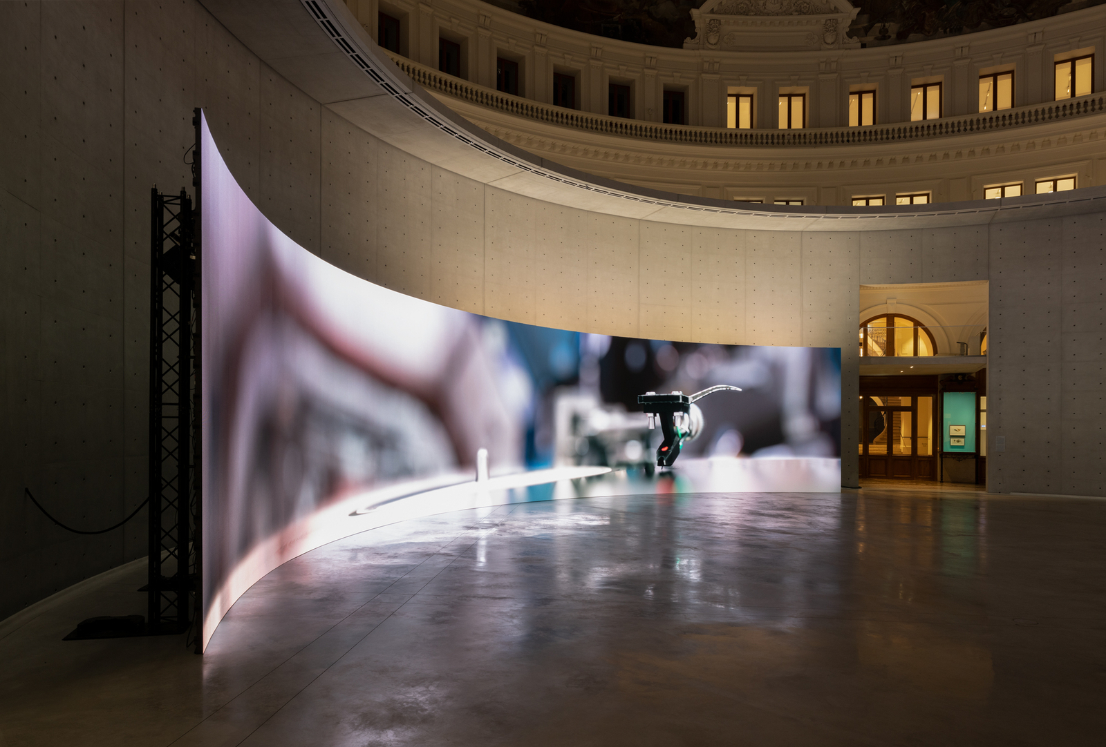 <div class="image_caption_container"><div class="image_caption"><p>Exhibition view: Anri Sala, <strong>Time No Longer</strong>, Rotunda of the Bourse de Commerce – Pinault Collection, Paris, 2022. © Anri Sala / VG Bild-Kunst, Bonn, 2022. Photo © Andrea Rossetti</p><p> </p></div></div>