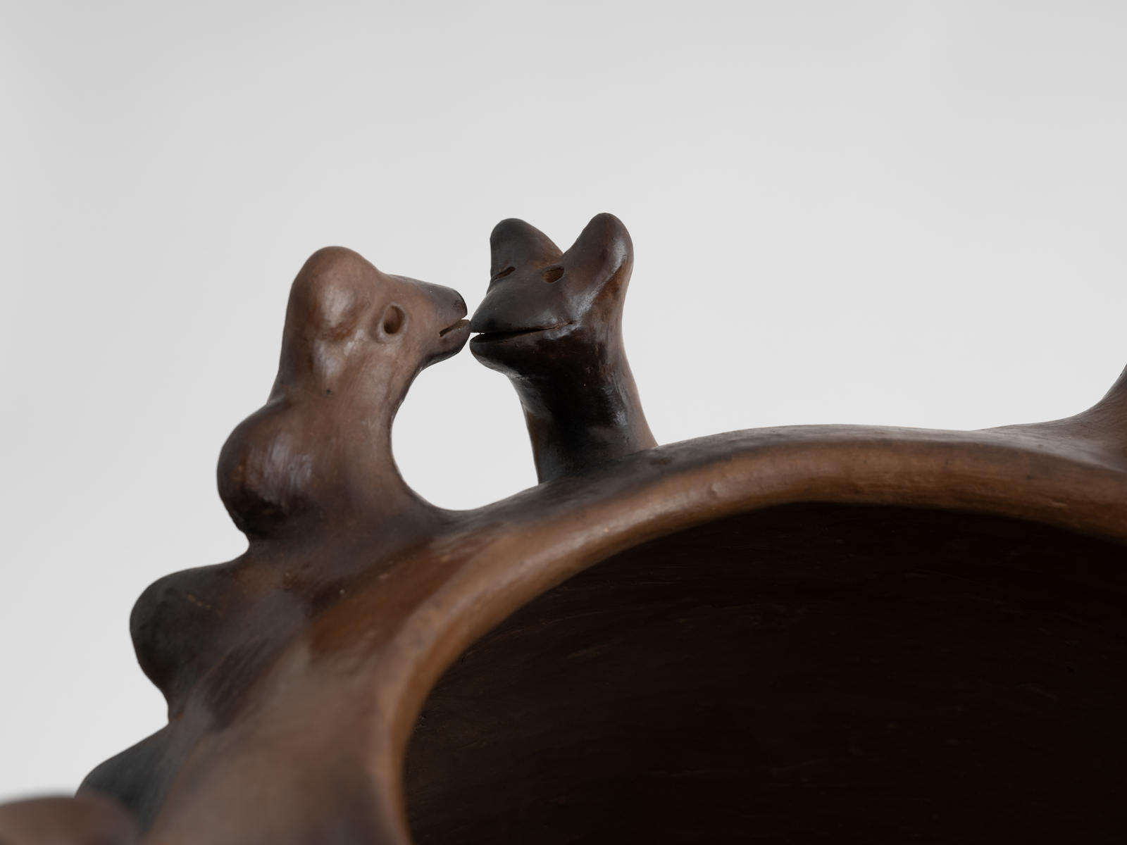 Julia Isidrez, Vasija con ocho cabezas, 2024