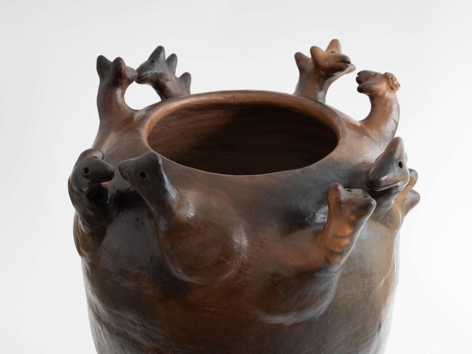 Julia Isidrez, Vasija con ocho cabezas, 2024