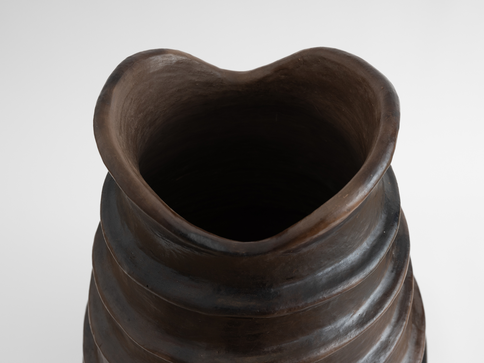 Julia Isidrez, Cantaro con relieve, 2024