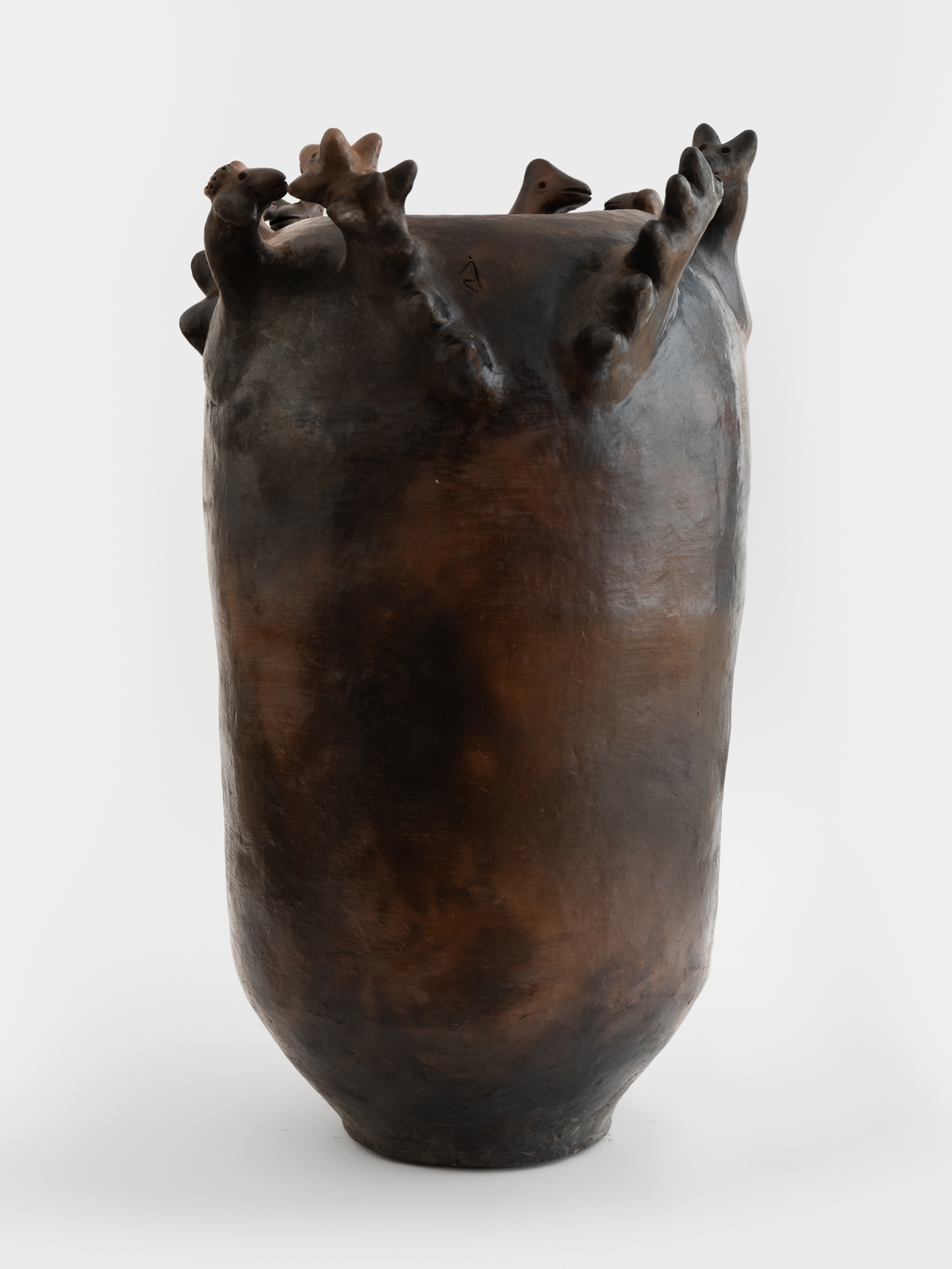 Julia Isidrez, Vasija con ocho cabezas, 2024