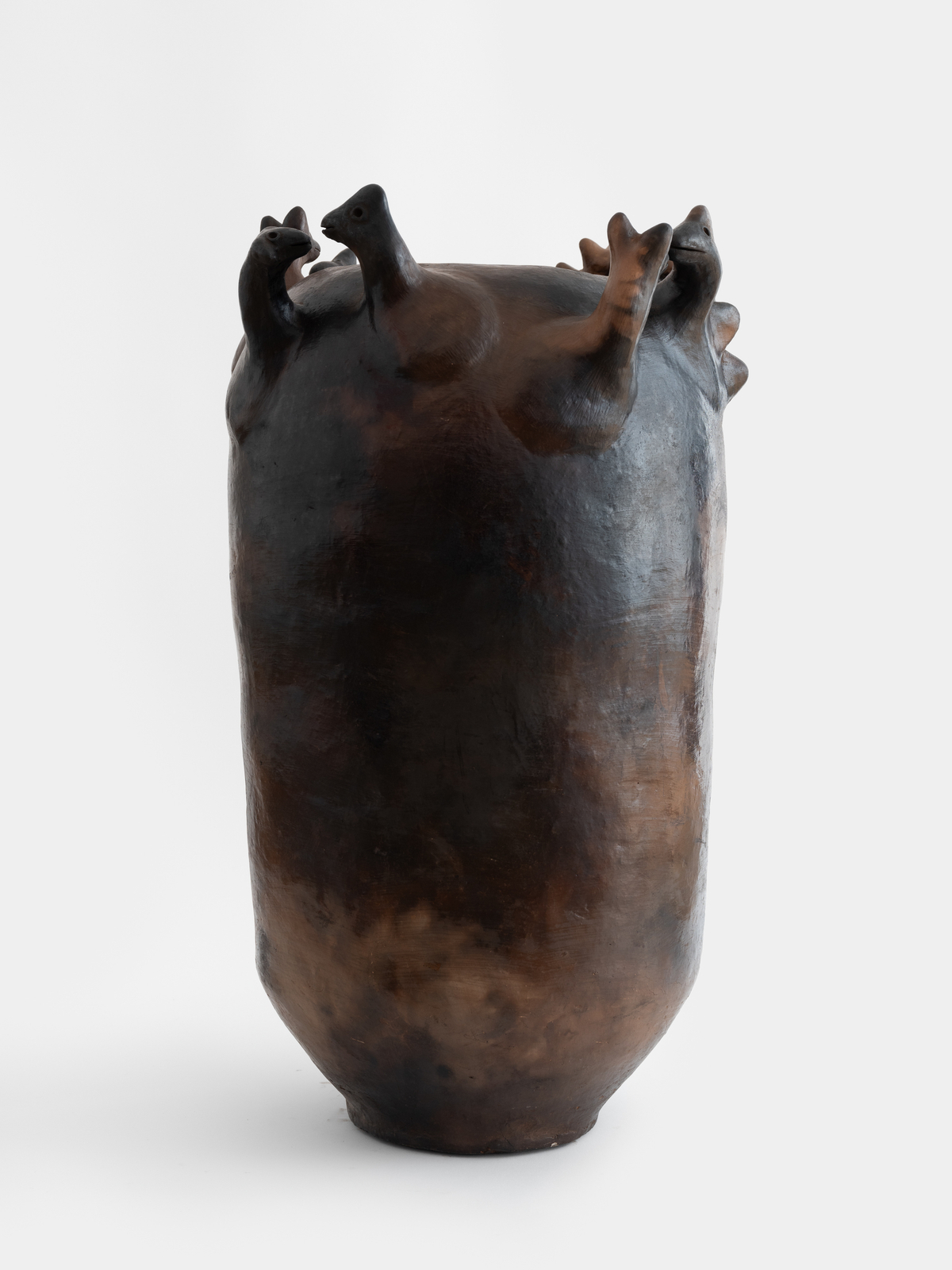 Julia Isidrez, Vasija con ocho cabezas, 2024