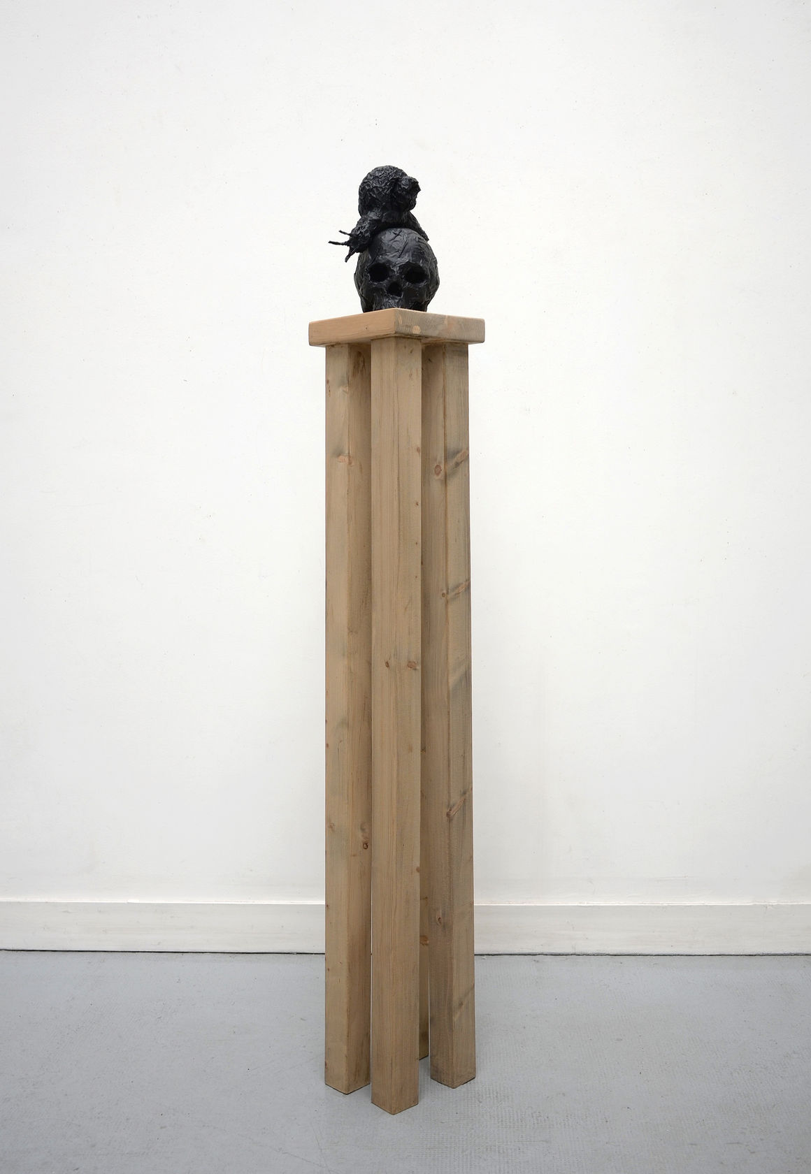 Annette Messager La Flânerie de l'escargot, 2022 Various objects, black wrap, wood 58 1/4 x 7 7/8 x 7 7/8...
