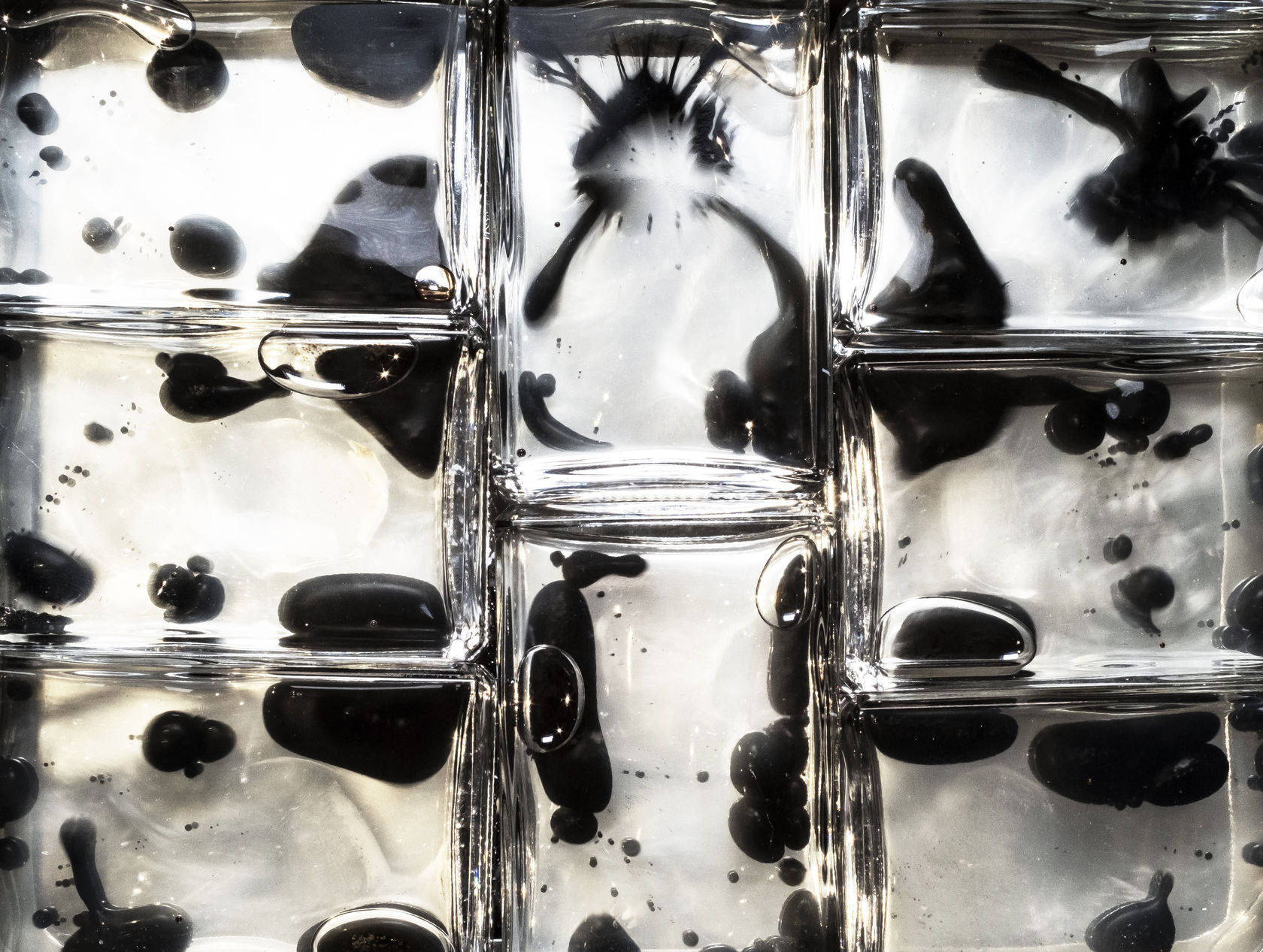 Agnieszka Kurant Alien Internet 2, 2023/2026 Ferrofluid, electromagnets, glass, sensors, Arduino, artificial intelligence, custom programming 10 x 13 x 6...