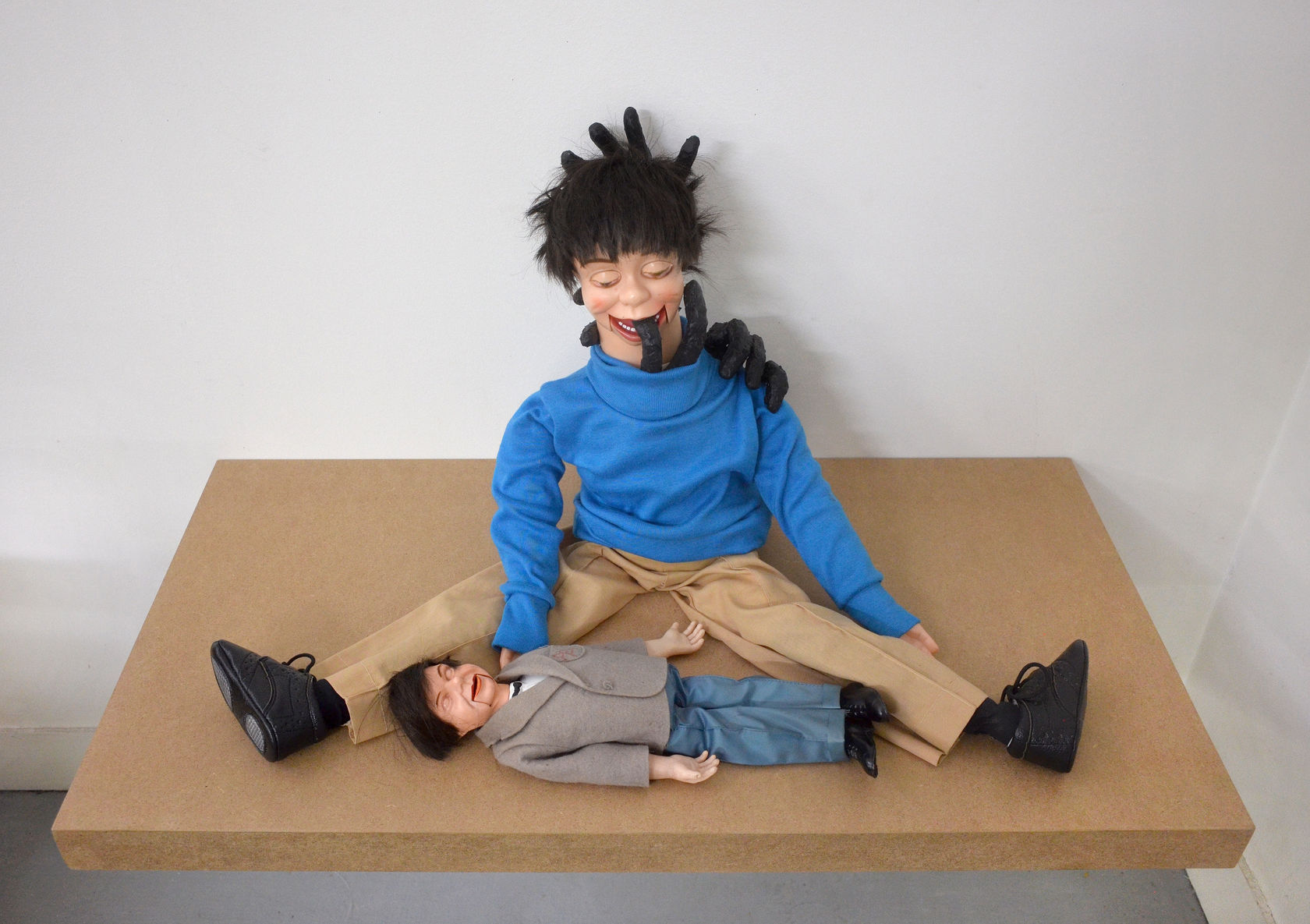 Annette Messager Tuer le père, 2022 2 ventriloquy puppets, plywood shelf 16 3/4 x 35 3/8 x 17 7/8 in....