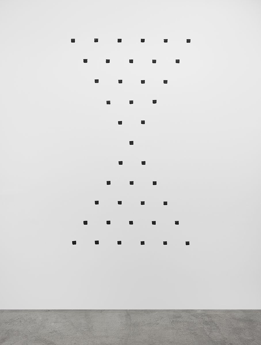 Niele Toroni Empreintes de pinceau n°50 à intervalles réguliers de 30 cm, 2015