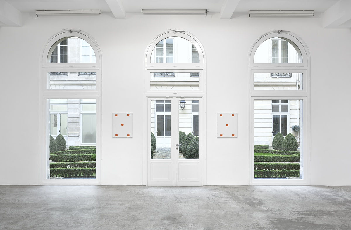 An exhibition installation view from: Niele Toroni