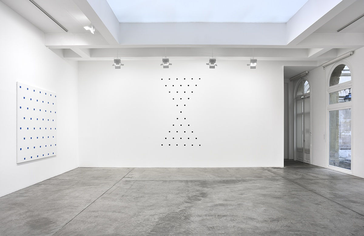 An exhibition installation view from: Niele Toroni
