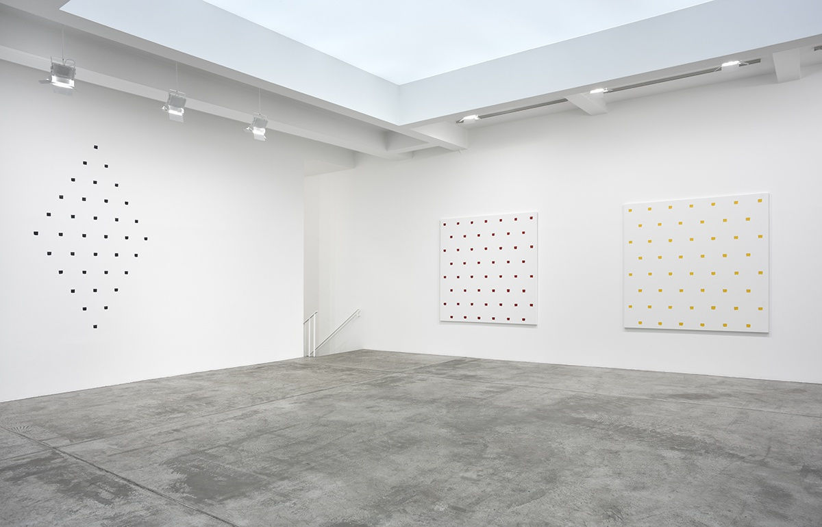 An exhibition installation view from: Niele Toroni