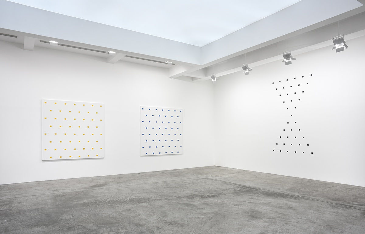 An exhibition installation view from: Niele Toroni