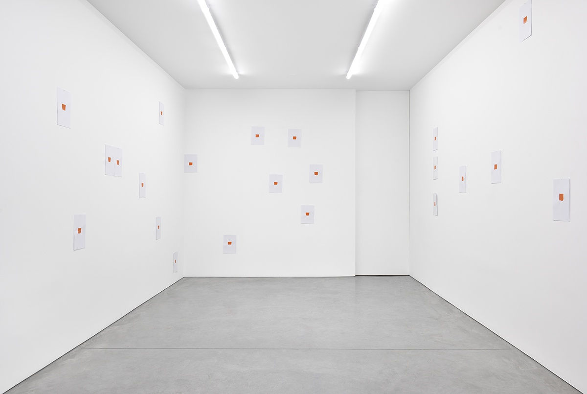 An exhibition installation view from: Niele Toroni, 40 Empreintes De Pinceau N°50