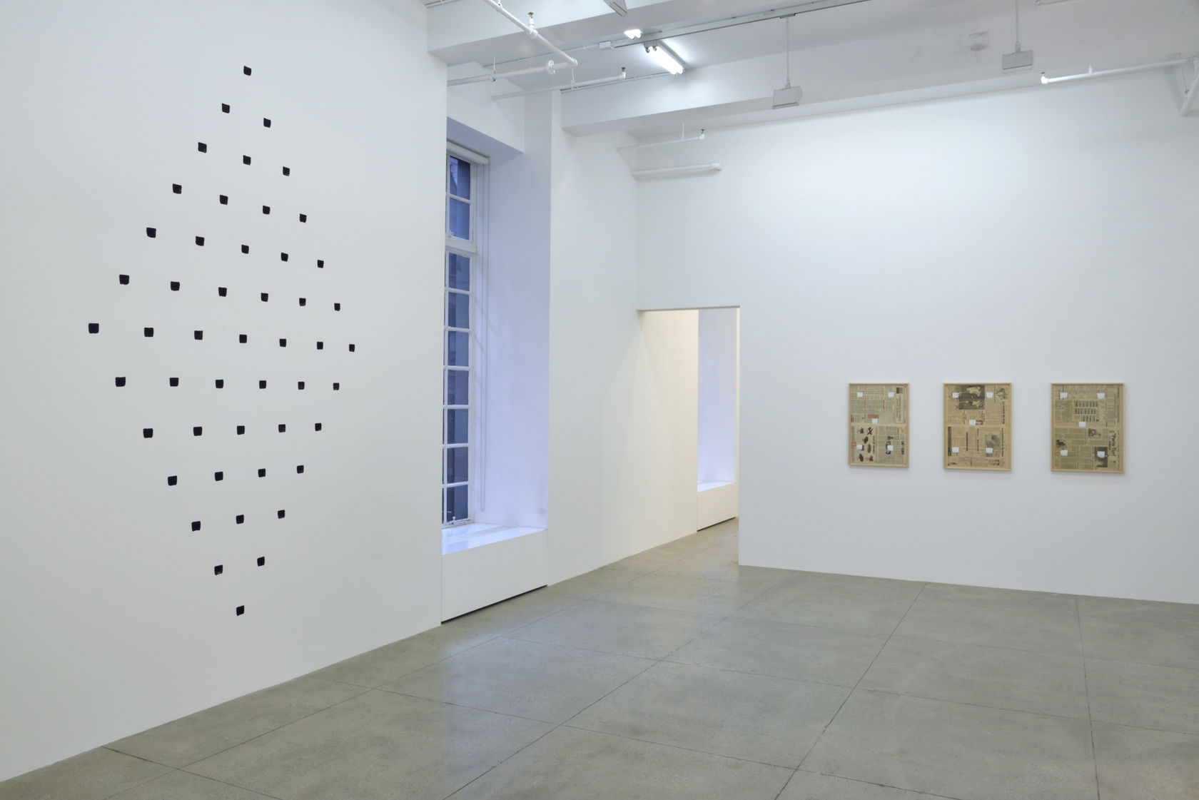 An exhibition installation view from: Niele Toroni