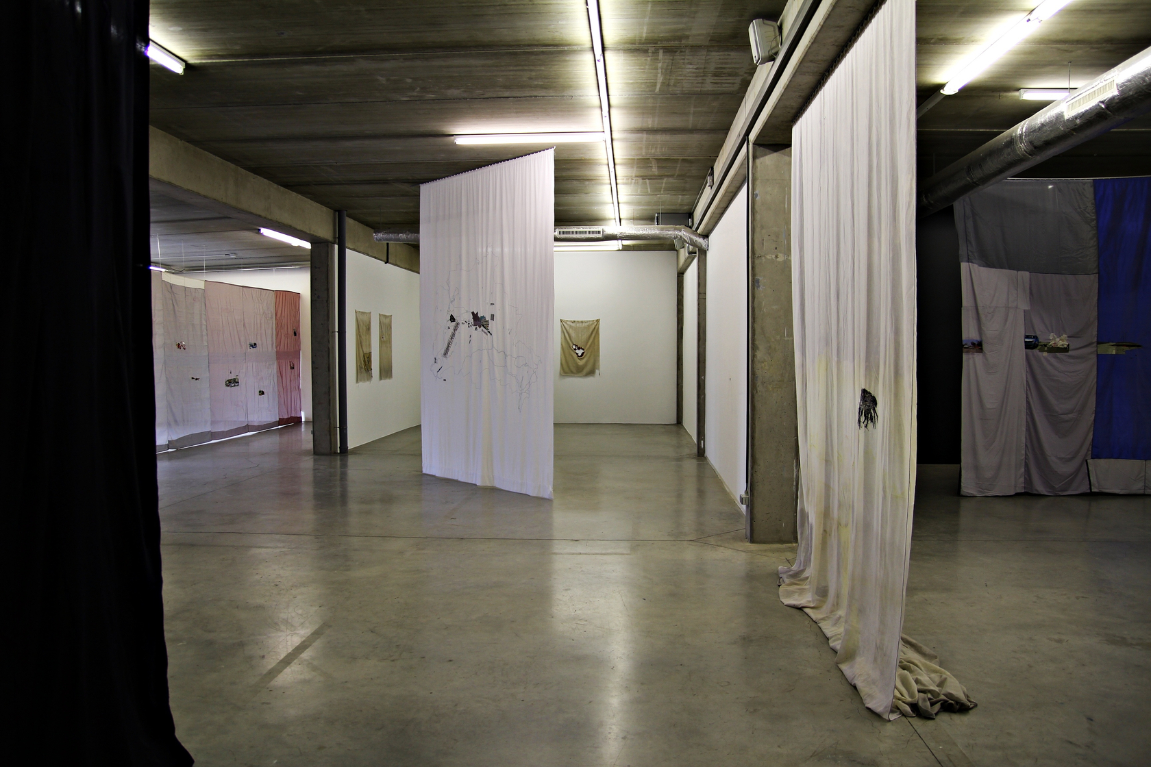 Exhibition view, Synapsen, ikob Museum of Contemporary Art, Belgium, 2014 © Serge Cloot