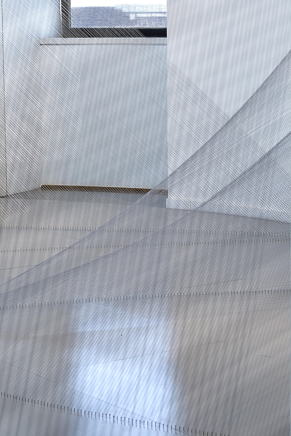 Hyperbolo&iuml;de III, 2015 Le fil rouge, Espace CulturelLouis Vuitton Paris, 2015 &copy; Pauline Guyon / Louis Vuitton