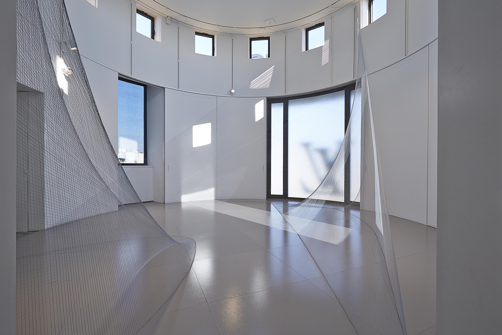 Hyperbolo&iuml;de III, 2015 Le fil rouge, Espace CulturelLouis Vuitton Paris, 2015 &copy; Pauline Guyon / Louis Vuitton