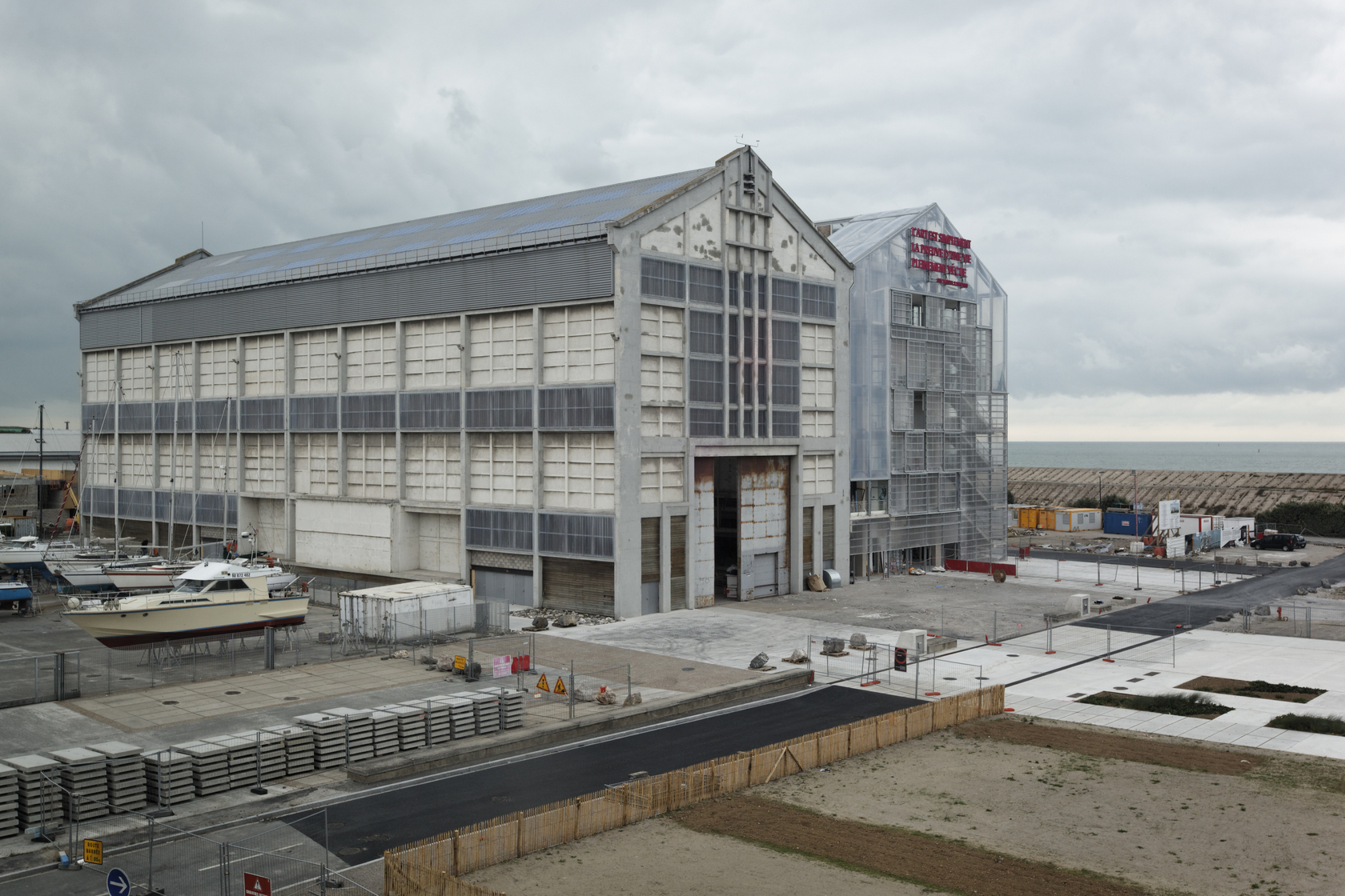 Exhibition view Blowing In The Wind, since 2013 AP2, FRAC Nord-Pas de Calais, Dunkerque Photo &copy; Carsten Eisfeld