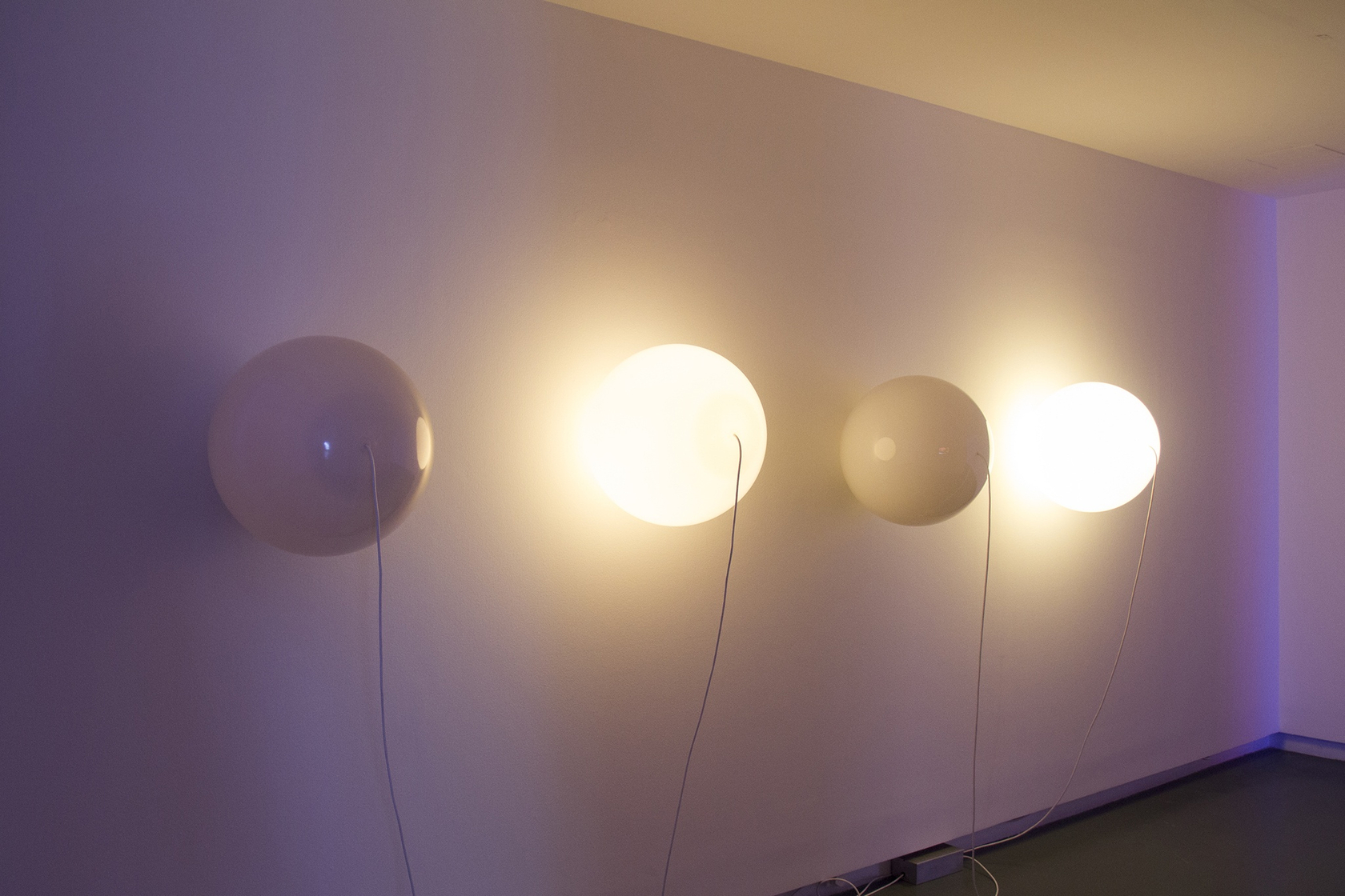 Solaris 1993, 1993 DVD player, monitor, 4 polycarbonate spheres, 2 cross-dimming mechanisms Photo © Michiel Huijben