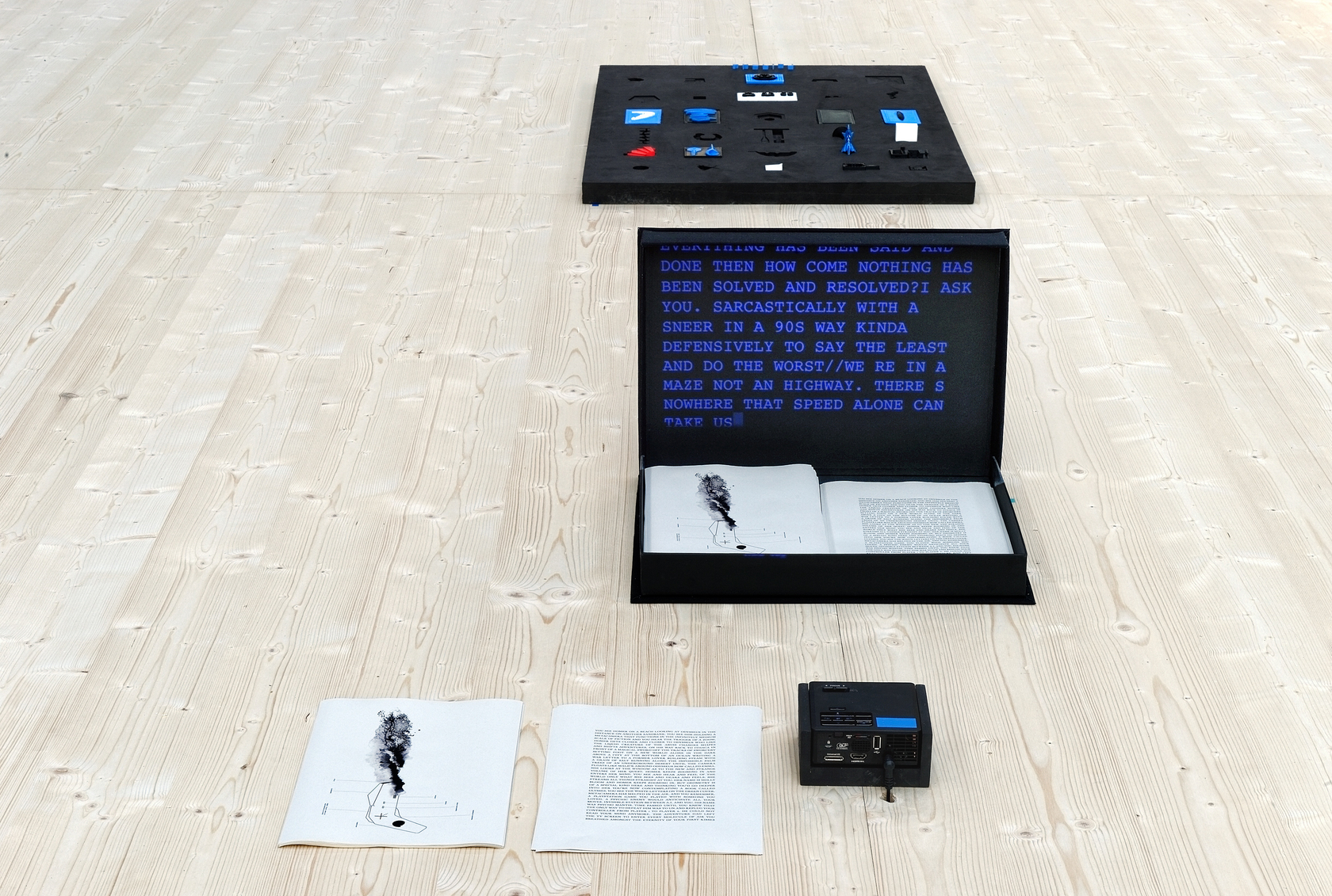 Prototype Erasmus Table #1 (Bourgogne), 1994 Photo © Blaise Adilon