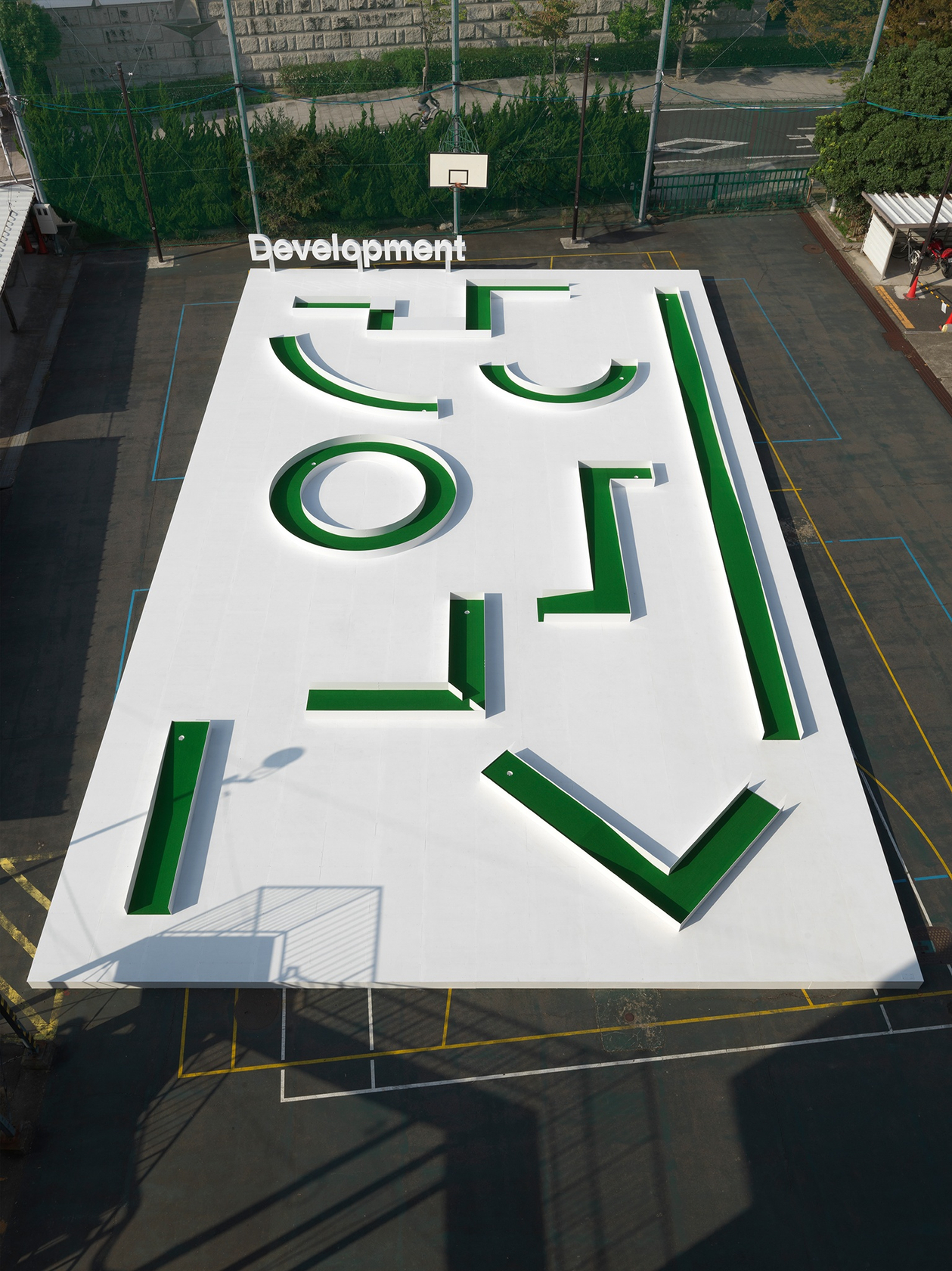 Liam Gillick Development (Okayama), 2016 Aluminium, artificial grass, paint Photo © Yasushi Ichikawa