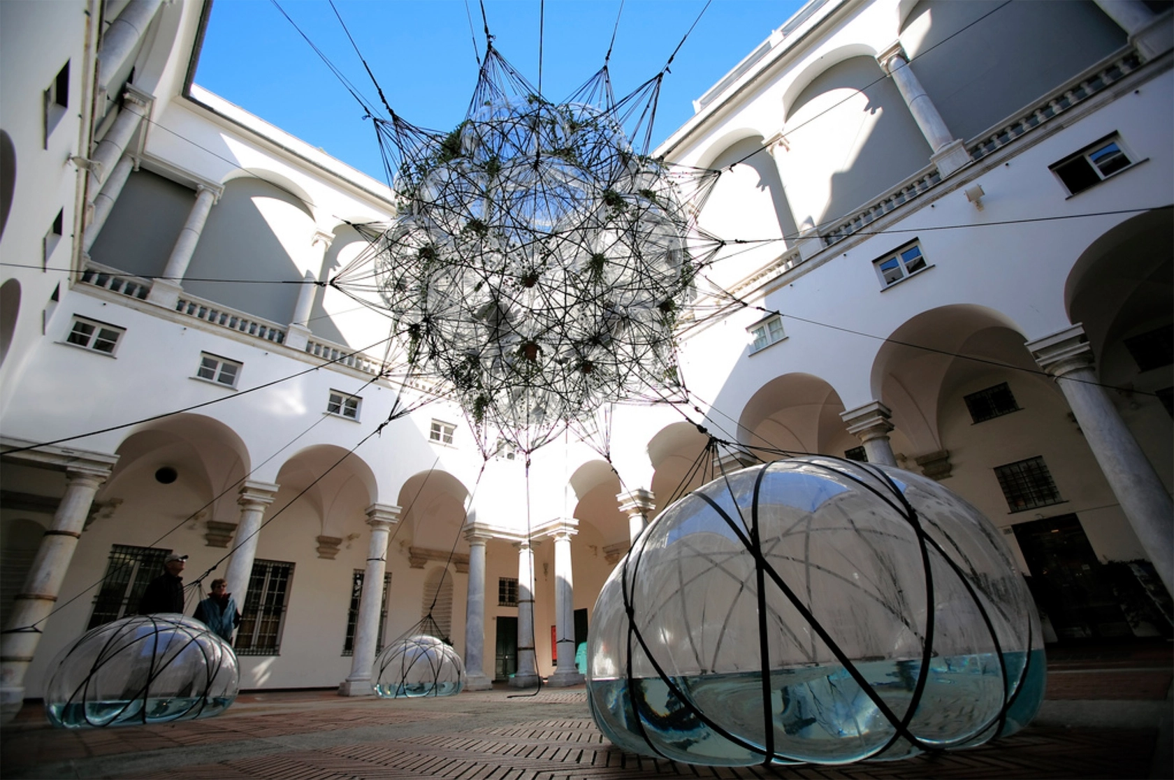 32MW/Biosphere/Flying Garden/Air-Port-City, 2007 Inflatable, polyester webbing (tillandsia plants) Photo © Rokma