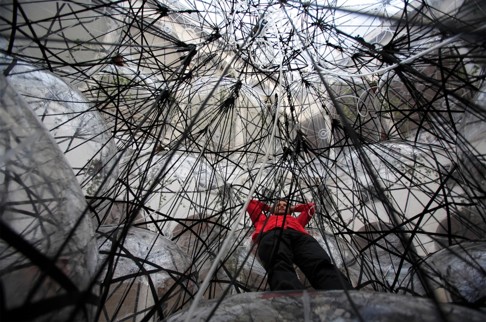 32MW/Biosphere/Flying Garden/Air-Port-City, 2007 Inflatable, polyester webbing (tillandsia plants) Photo © Rokma