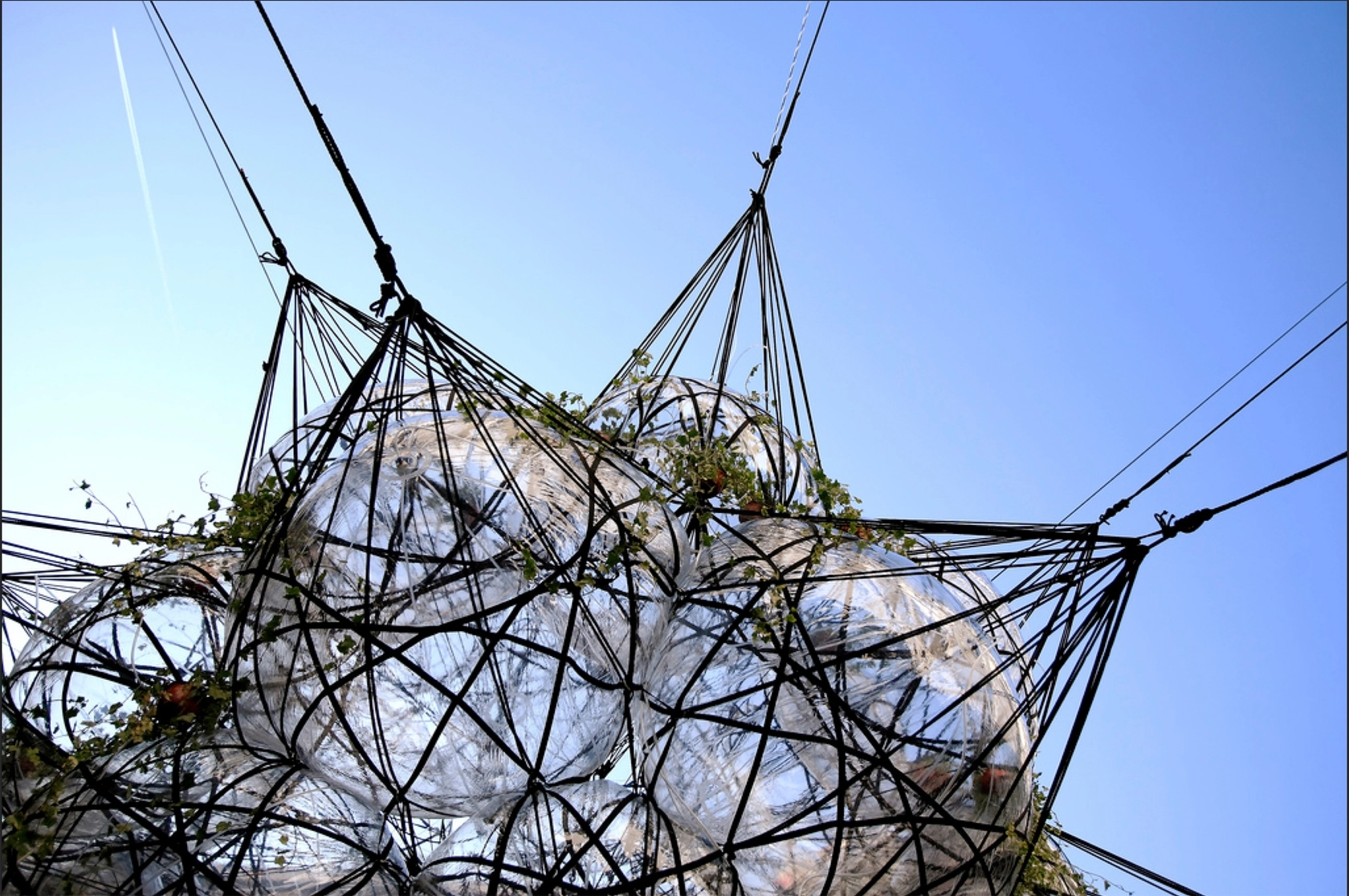 32MW/Biosphere/Flying Garden/Air-Port-City, 2007 Inflatable, polyester webbing (tillandsia plants) Photo © Rokma