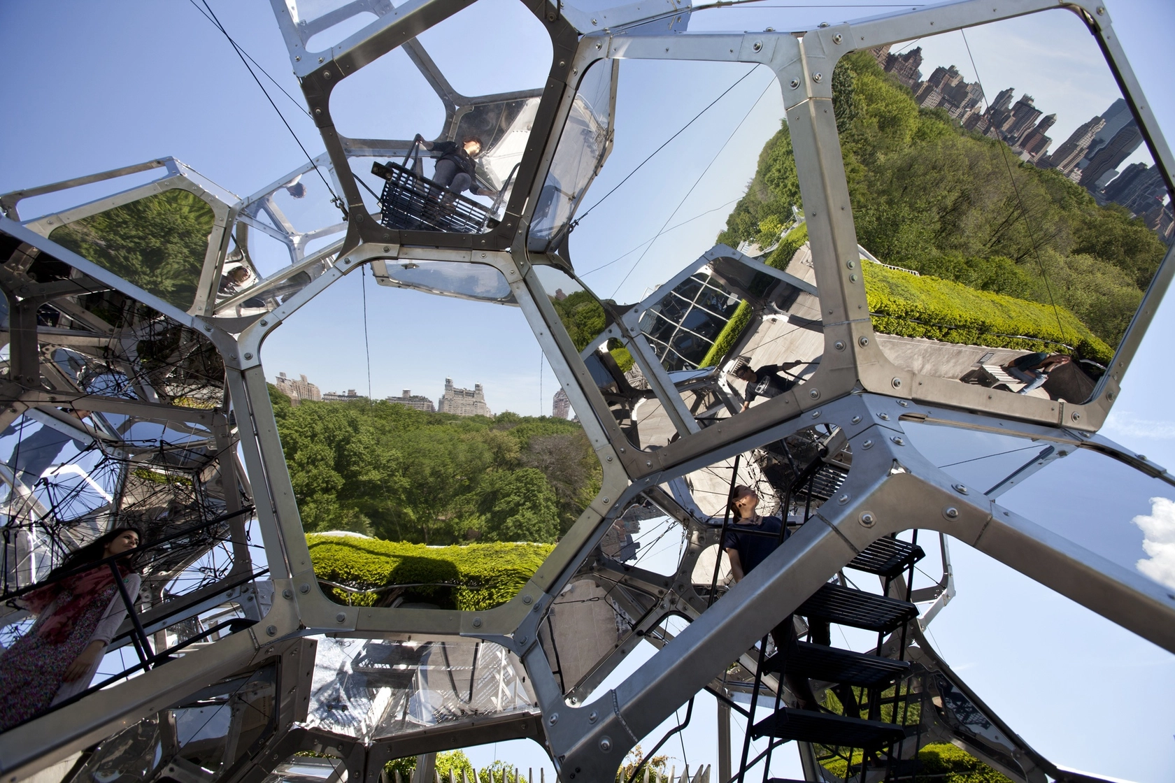 Exhibition view Cloud City, 2012 The Metropolitan Museum of Art, New York Photo &copy; Studio Tom&aacute;s Saraceno