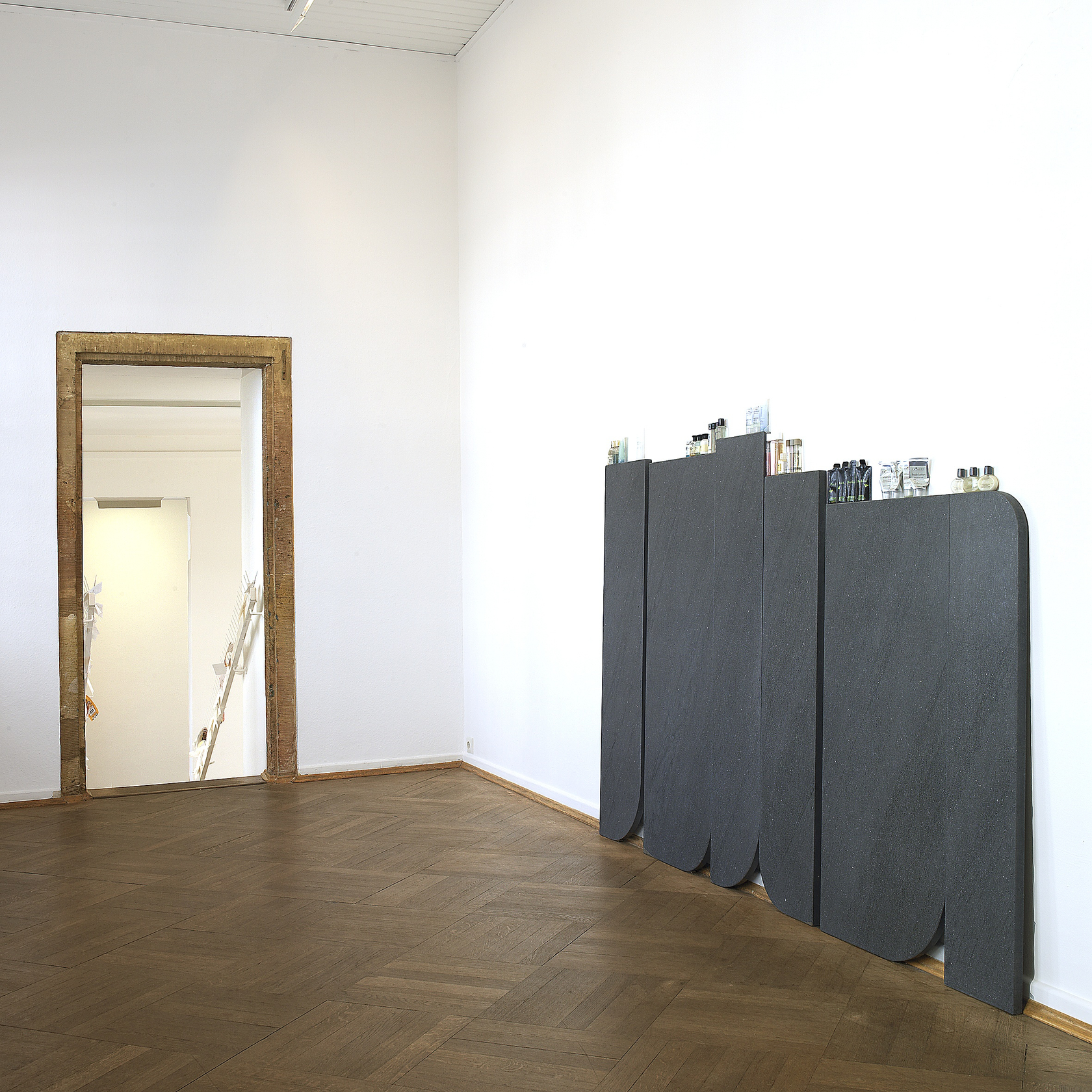 Untitled (Complimentary cornice and intervals), 2009 Six marble slabs, courtesy cosmetics Photo © Phillipp Ottendörfer