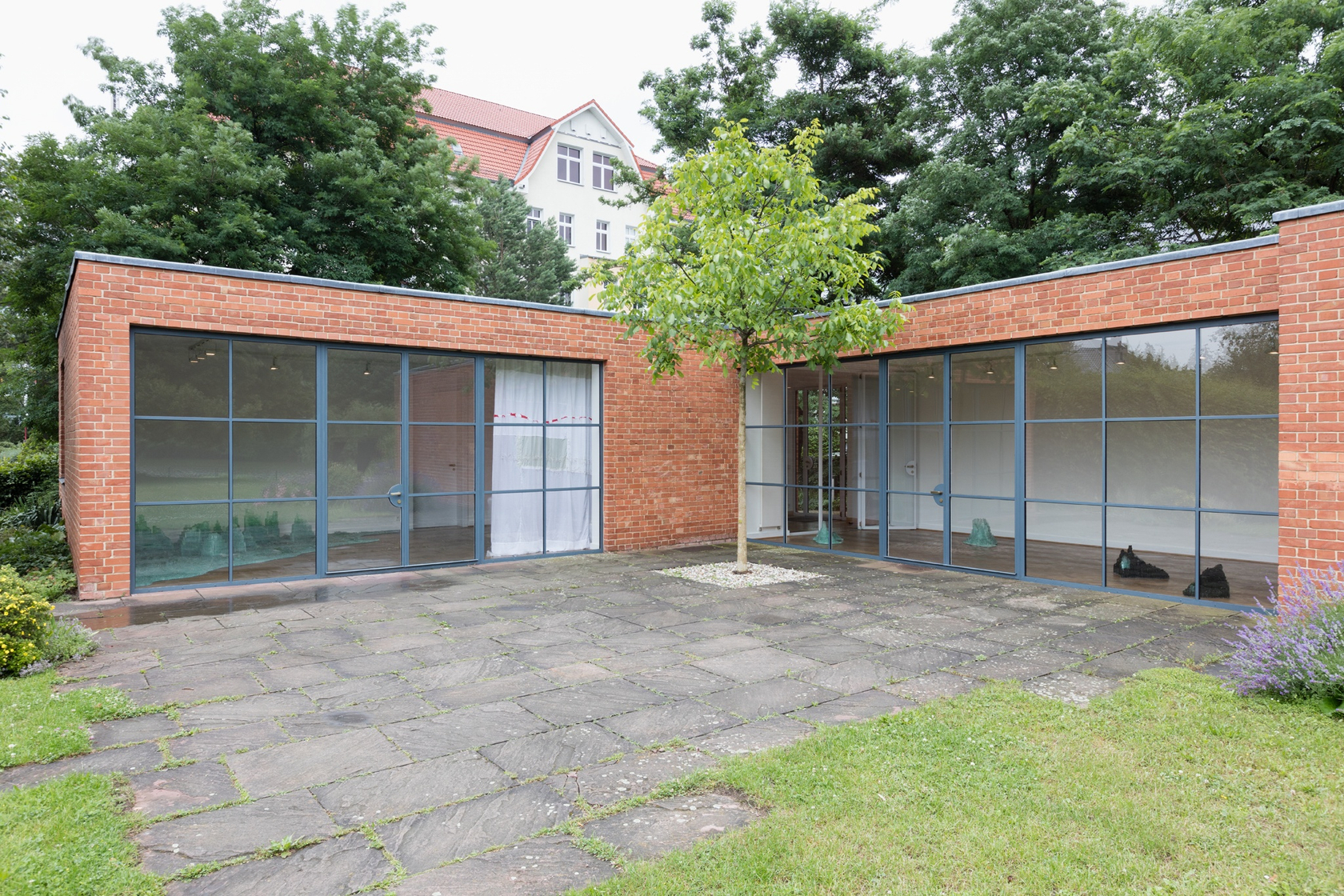 View from the exterior Isa Melsheimer: DER TOTE PALAST ZITTERTE – ZITTERTE!, 2017 Mies van der Rohe Haus, Berlin Photo...