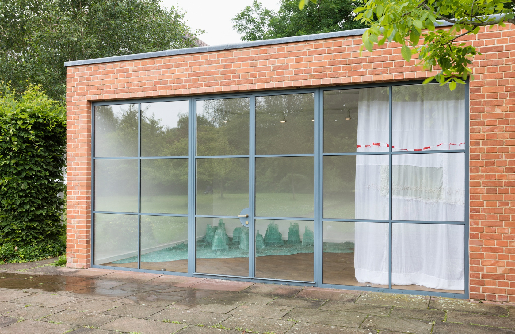 View from the exterior Isa Melsheimer: DER TOTE PALAST ZITTERTE – ZITTERTE!, 2017 Mies van der Rohe Haus, Berlin Photo...