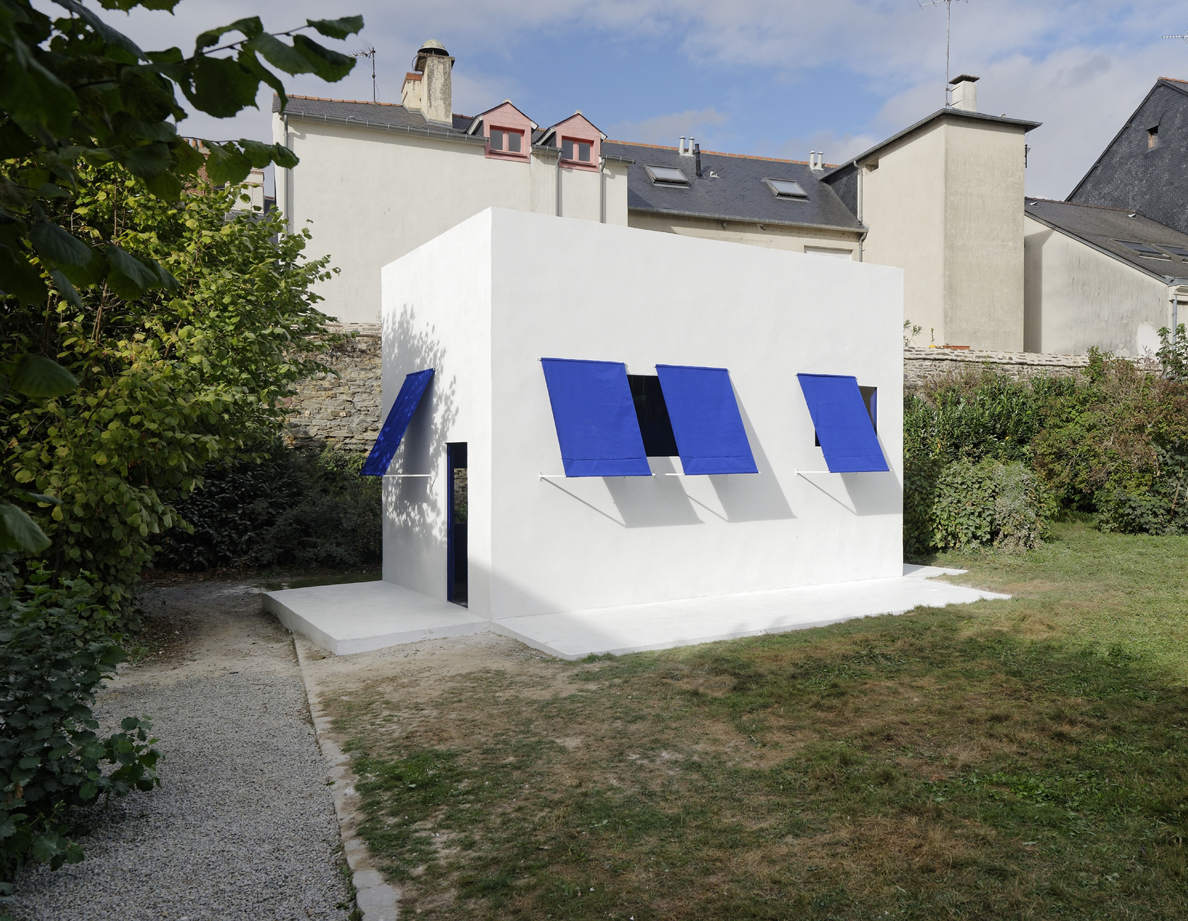 dancers sleeping inside a building, 2016 Various materials Photo © Aurélien Mole