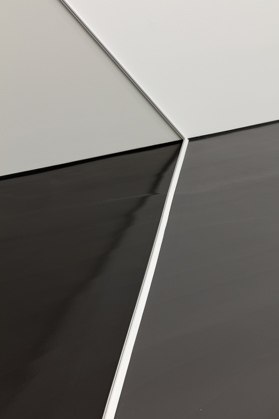 Marcius Galan, Section (Smoked Glass Prisma), 2012. Exhibition view: Afinidades Eletivas, Esther Schipper, Berlin, 2018. Photo &copy; Andrea Rossetti