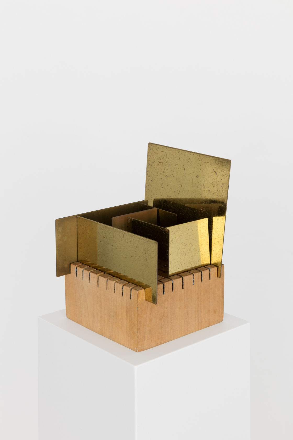 Paulo Roberto Leal, Armadura, 1978. Exhibition view: Afinidades Eletivas, Esther Schipper, Berlin, 2018. Photo © Andrea Rossetti