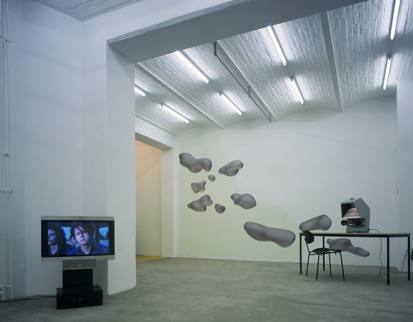 Exhibition view: Gruppenausstellung, Schipper & Krome, Berlin, 1997. Photo &copy; Carsten Eisfeld