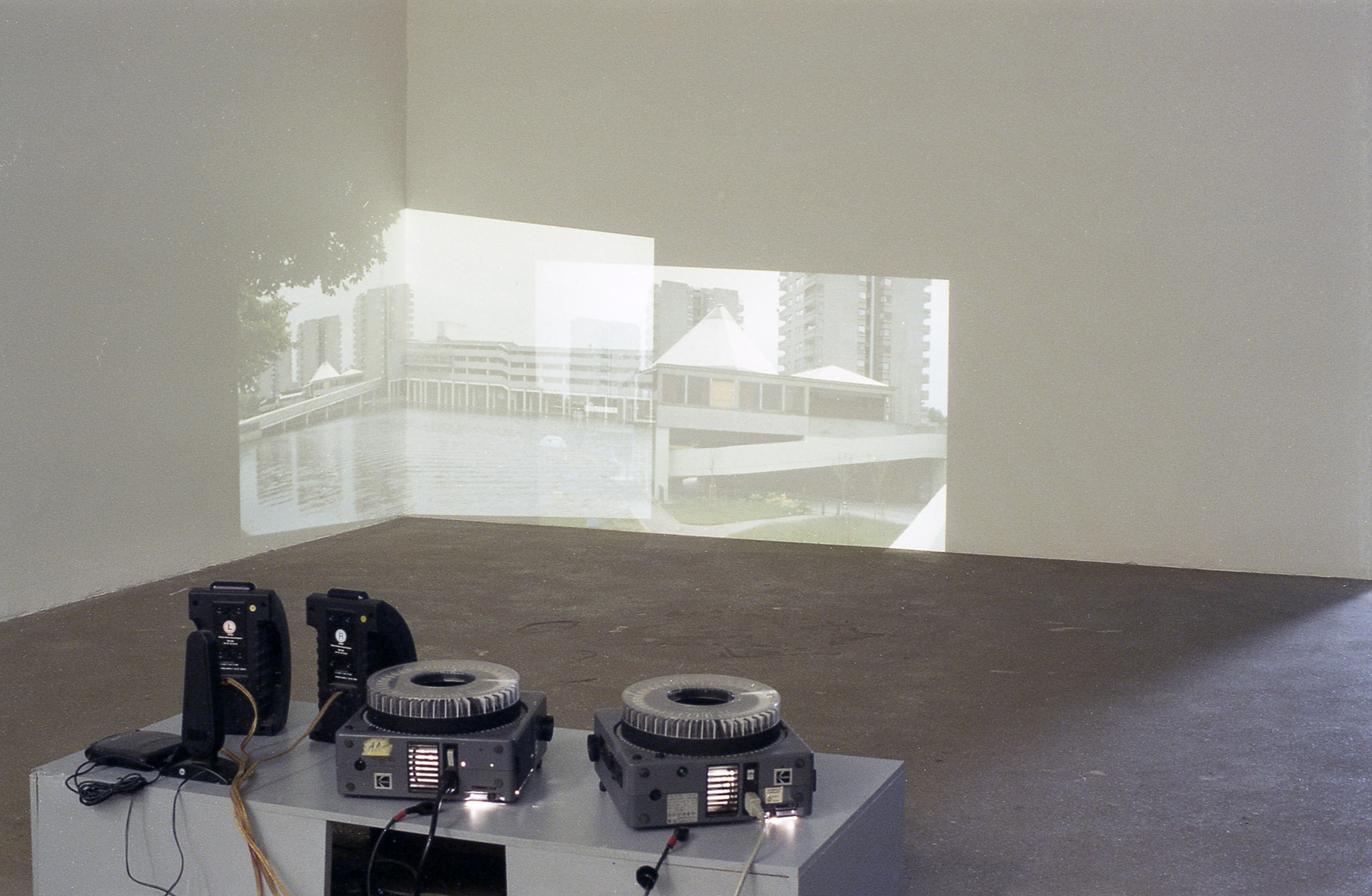 Liam Gillick, Pain In A Building (nicht mehr so als Arbeit erhältlich), 1999. Exhibition view: Space, Schipper & Krome, Berlin,...