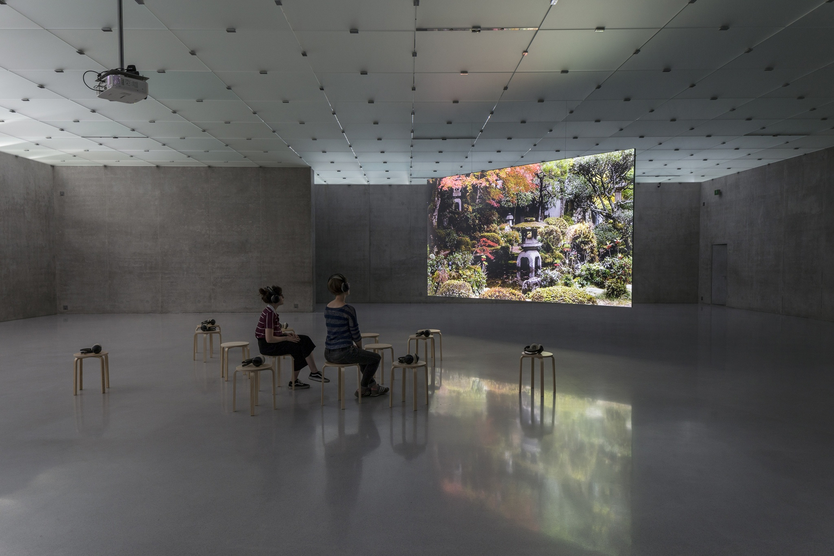 Radio Piece (Hong Kong) in collaboration with RAY Fotografieprojekte Frankfurt/RheinMain, 2015 Single channel video projection, color, binaural sound over headphones...