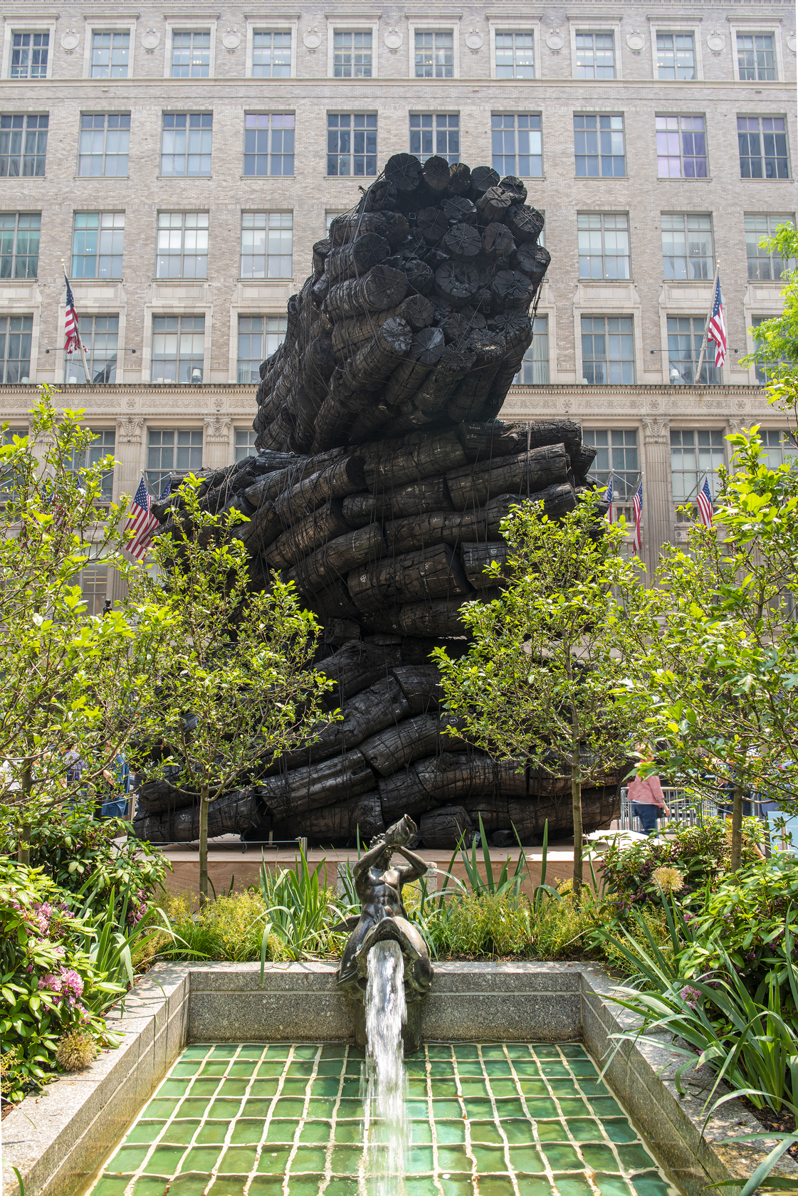 Exhibition view: Lee Bae, Issu du feu, Channel Garden, Rockefeller Center, New York, 2023. Photo © Jeffery Jenkins