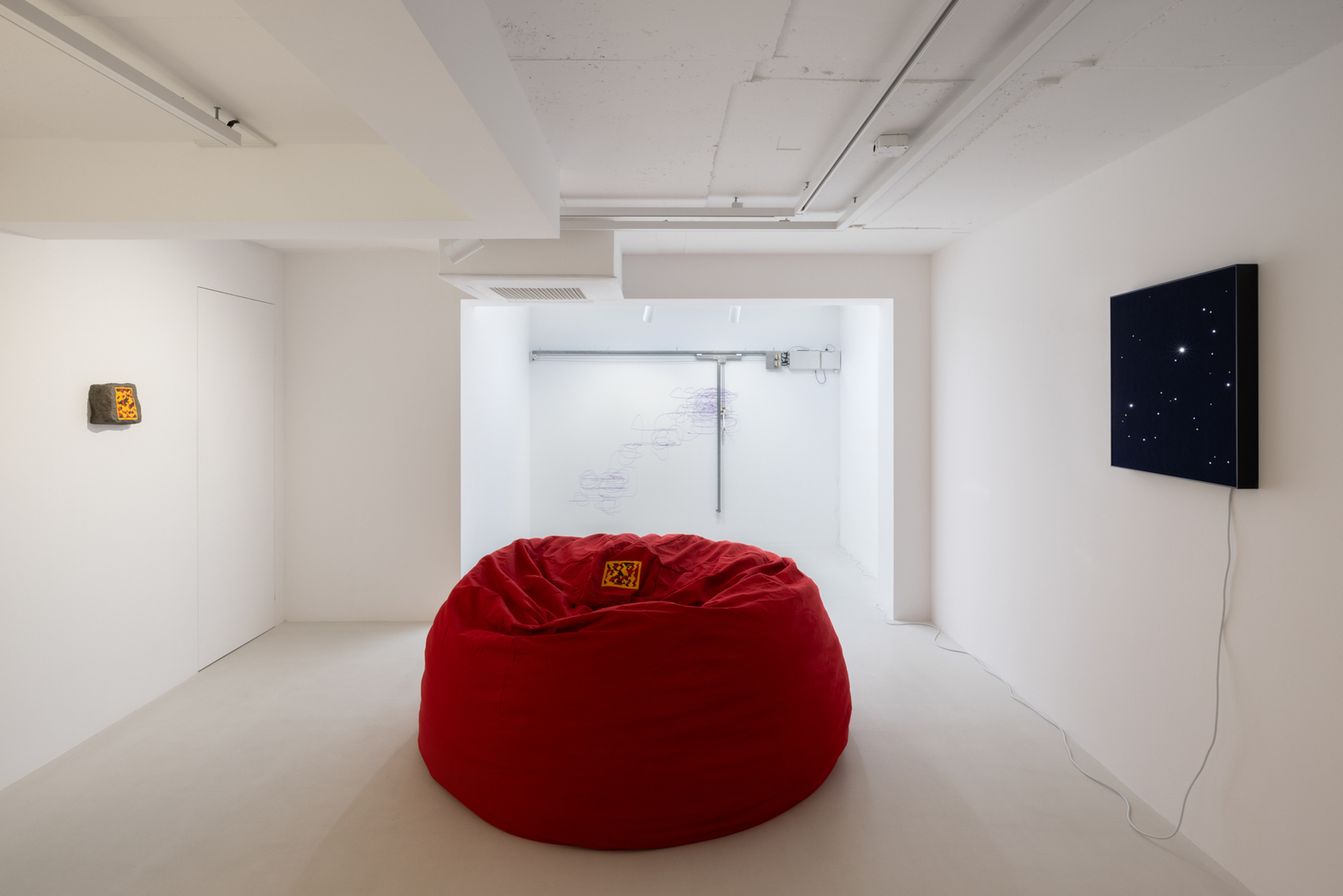 Exhibition view: Angela Bulloch, Slapping Pythagoras, Esther Schipper, Seoul, 2023. Photo © Andrea Rossetti