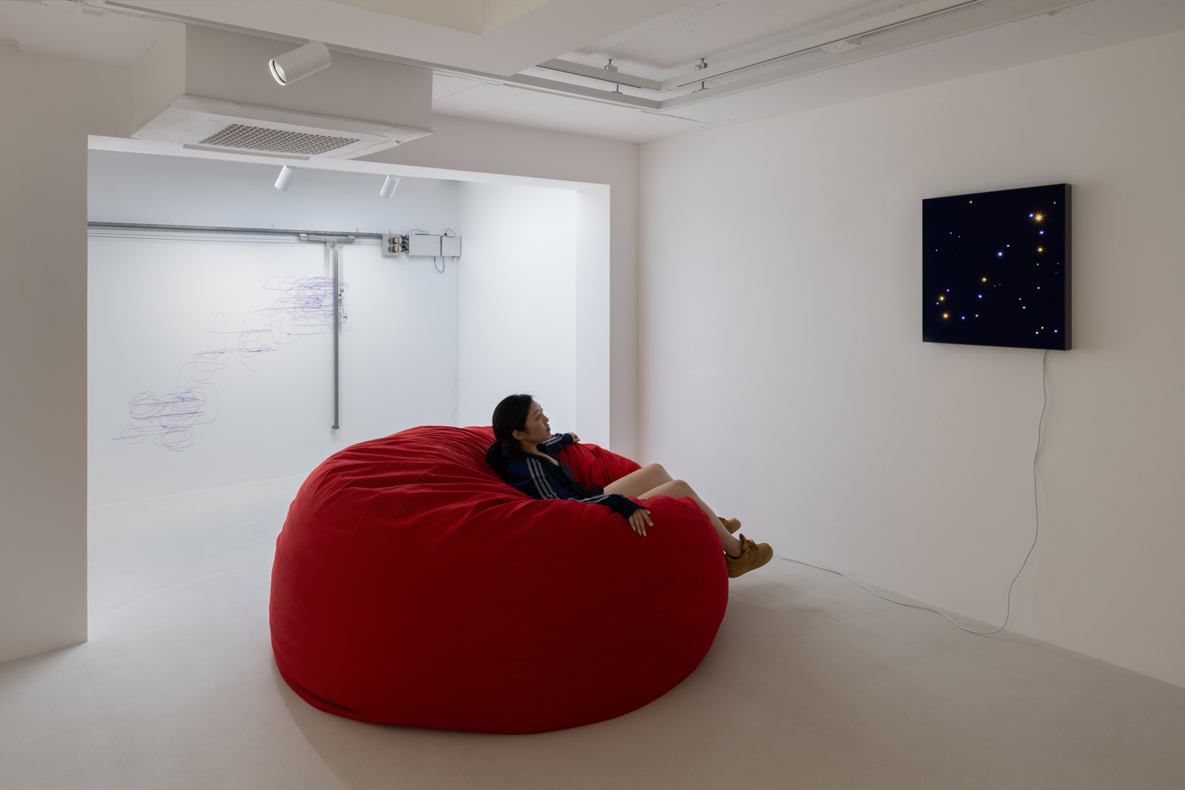 Exhibition view: Angela Bulloch, Slapping Pythagoras, Esther Schipper, Seoul, 2023. Photo © Andrea Rossetti