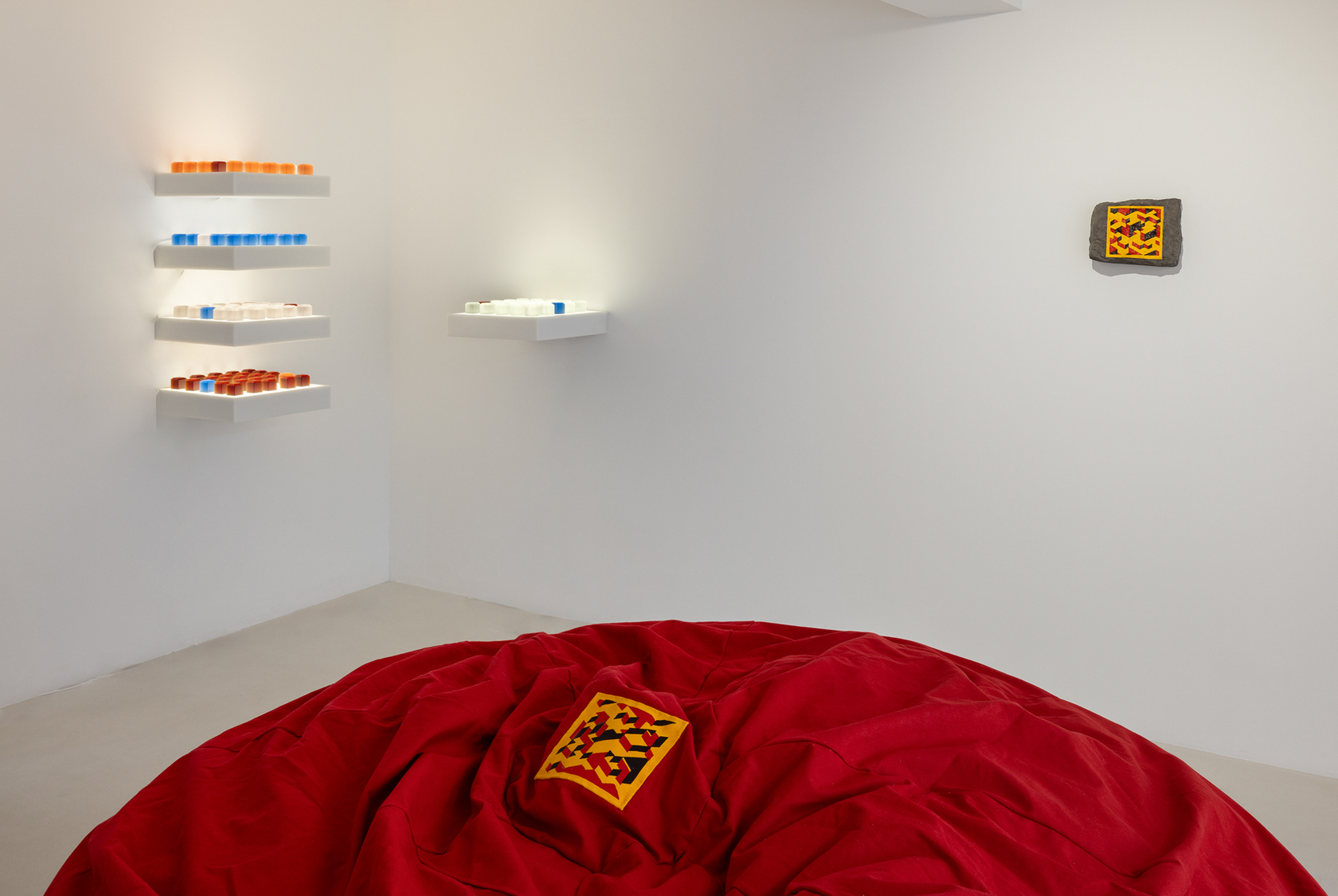 Exhibition view: Angela Bulloch, Slapping Pythagoras, Esther Schipper, Seoul, 2023. Photo © Andrea Rossetti