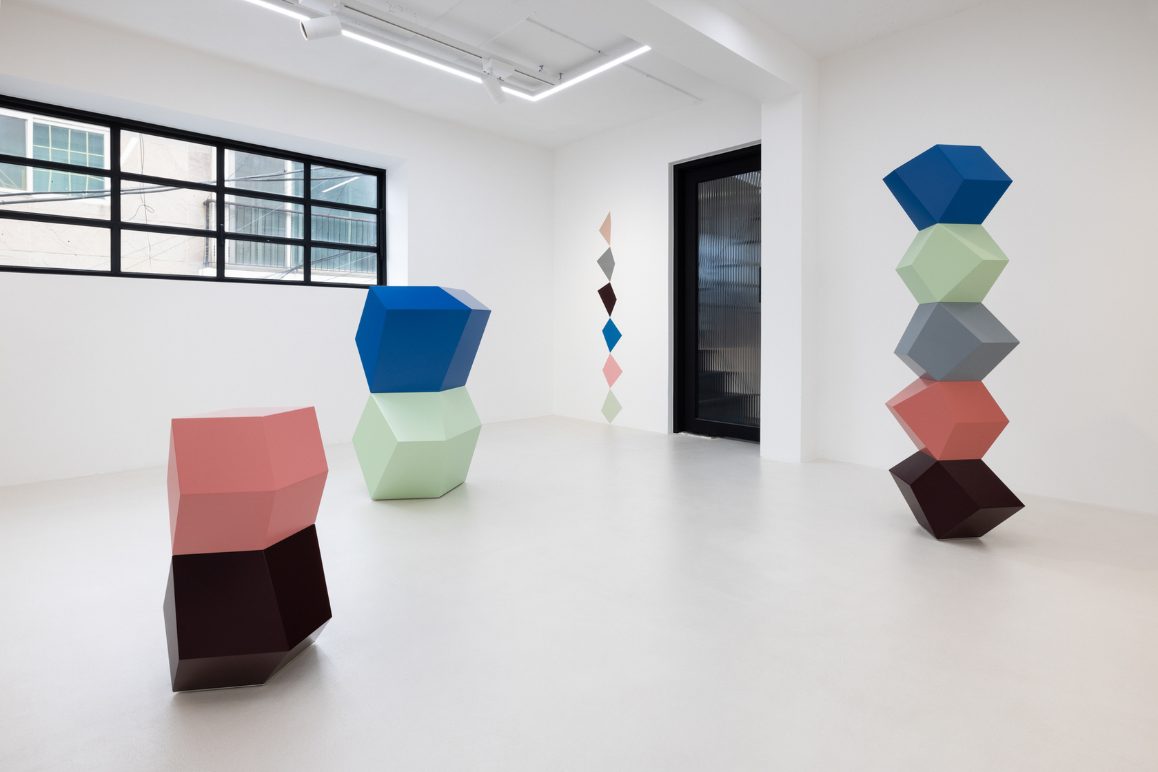 Exhibition view: Angela Bulloch, Slapping Pythagoras, Esther Schipper, Seoul, 2023. Photo © Andrea Rossetti