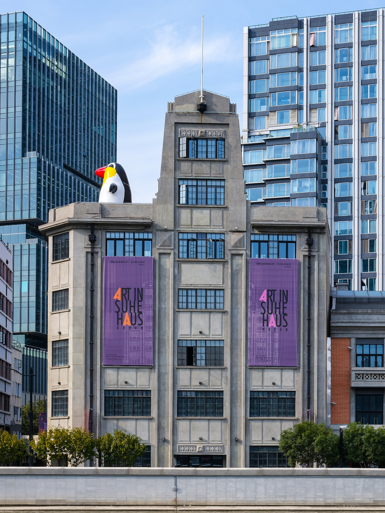 Sun Yitian, Tropical Penguin, 2023, inflatable installation, 235 × 235 × 500 cm. © the artist. Exhibition view: Dusts Piles...