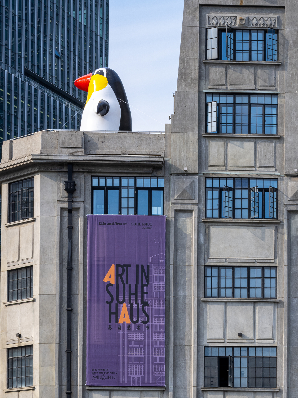 Sun Yitian, Tropical Penguin, 2023, inflatable installation, 235 × 235 × 500 cm. © the artist. Exhibition view: Dusts Piles...